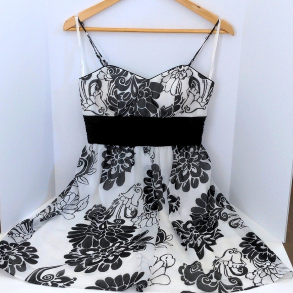 WHBM Black & White Sleeveless Dress - Size 0 - Picture 11 of 11